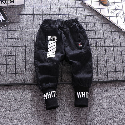 Νέο μοντέλο αθλητικά τζιν με τσέπες σε μαύρο χρώμα