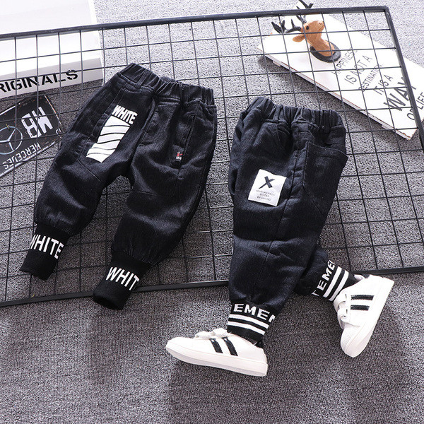 Νέο μοντέλο αθλητικά τζιν με τσέπες σε μαύρο χρώμα