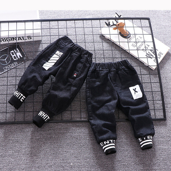 Νέο μοντέλο αθλητικά τζιν με τσέπες σε μαύρο χρώμα