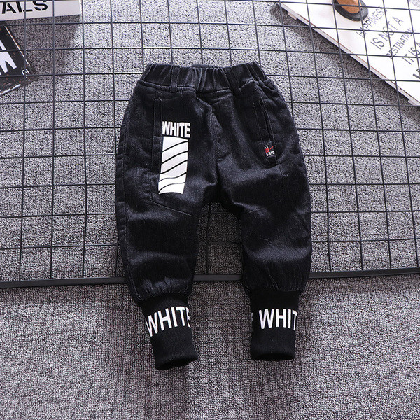 Νέο μοντέλο αθλητικά τζιν με τσέπες σε μαύρο χρώμα