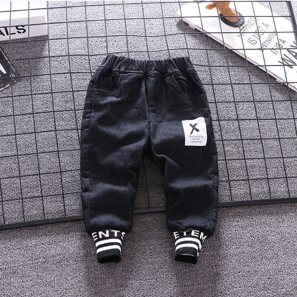 Νέο μοντέλο αθλητικά τζιν με τσέπες σε μαύρο χρώμα