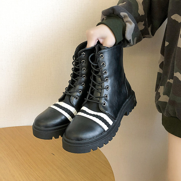 Καθημερινές γυναικείες μπότες σε μαύρο χρώμα από οικολογικό δέρμα