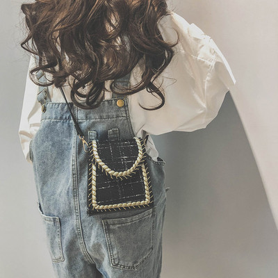 Μοντέρνα γυναικεία τσάντα με μακρύ  λαβή σε μαύρο και άσπρο χρώμα