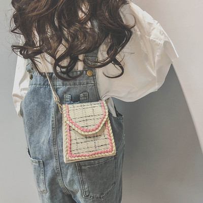 Μοντέρνα γυναικεία τσάντα με μακρύ  λαβή σε μαύρο και άσπρο χρώμα