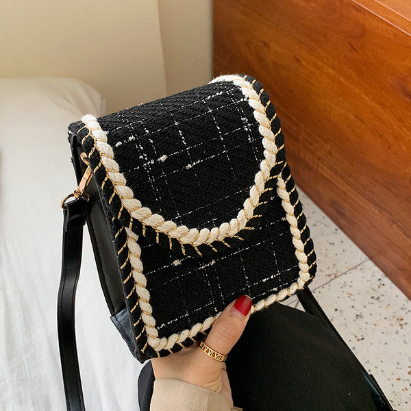 Μοντέρνα γυναικεία τσάντα με μακρύ  λαβή σε μαύρο και άσπρο χρώμα