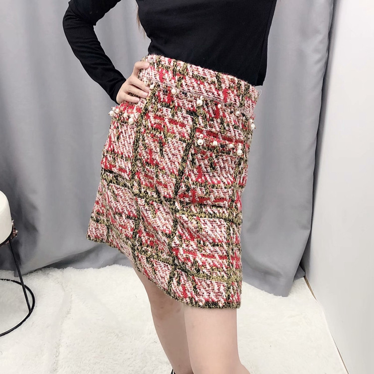 Σύντομη γυναικεία φούστα με φερμουάρ και μεγάλη τσέπη