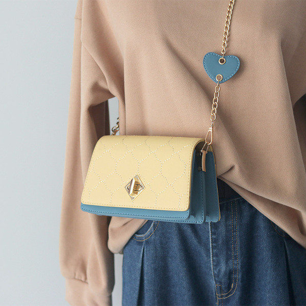 Geanta de dama din piele ecologica cu inchizatoare metalica si maner lung