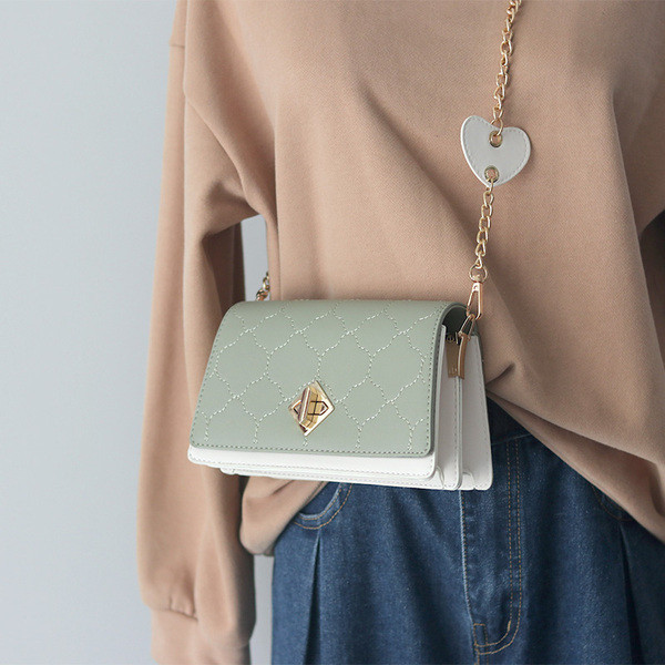 Geanta de dama din piele ecologica cu inchizatoare metalica si maner lung