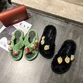 Pehelyszínes női papucs 3D díszítéssel, fekete és zöld színben