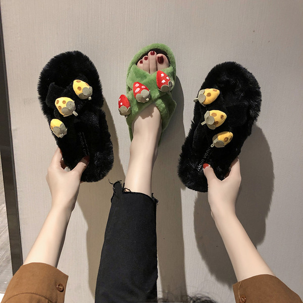 Pehelyszínes női papucs 3D díszítéssel, fekete és zöld színben