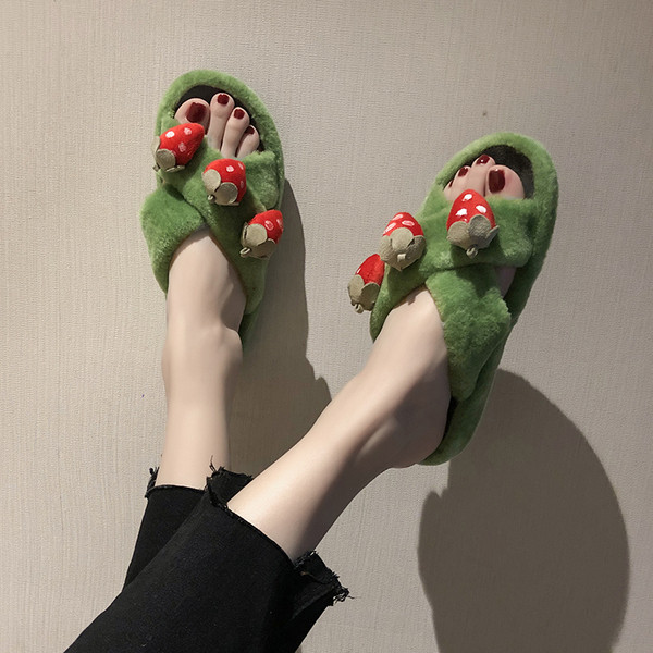 Pehelyszínes női papucs 3D díszítéssel, fekete és zöld színben