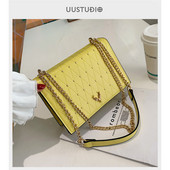 Geanta de dama eleganta cu elemente metalice si maner lung in galben, alb si negru