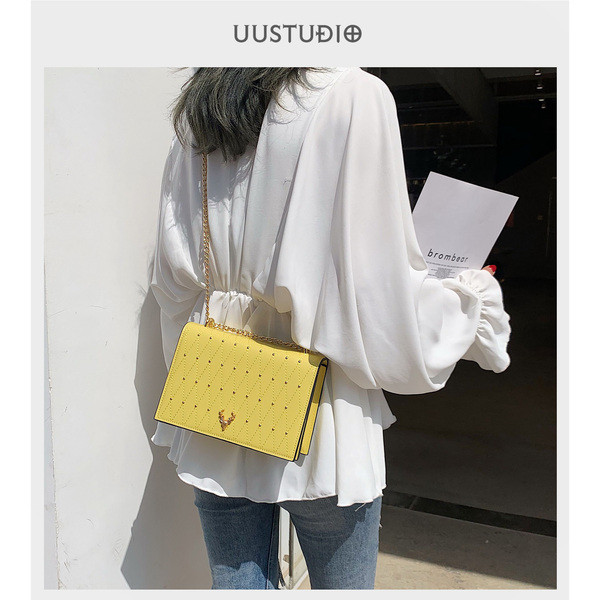 Geanta de dama eleganta cu elemente metalice si maner lung in galben, alb si negru