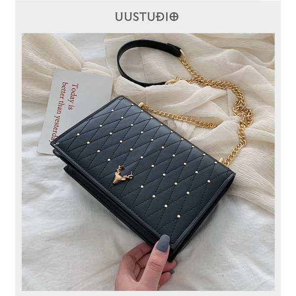 Geanta de dama eleganta cu elemente metalice si maner lung in galben, alb si negru