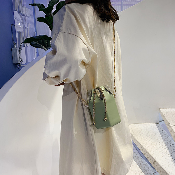 Alkalmi női táska fém elemekkel, sárga, fekete, zöld, kék és fehér színben