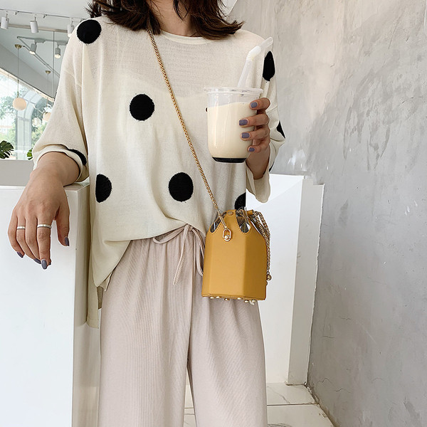 Alkalmi női táska fém elemekkel, sárga, fekete, zöld, kék és fehér színben