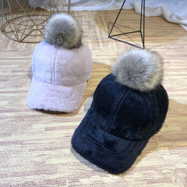 Palarie de dama moderna cu vizor si puf in mai multe culori