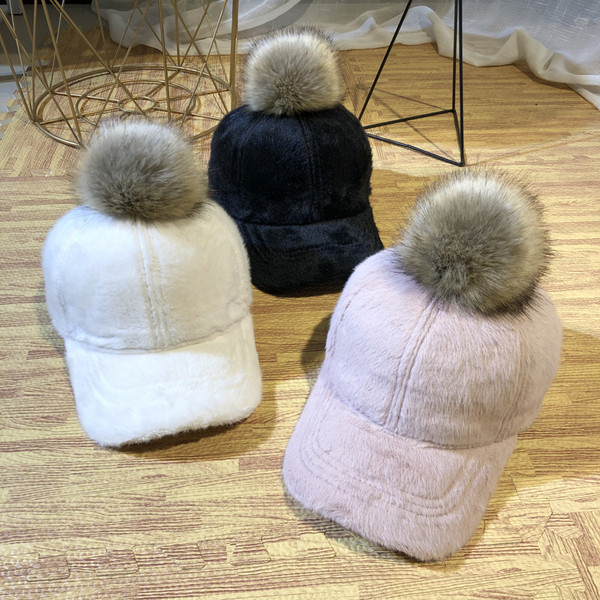 Palarie de dama moderna cu vizor si puf in mai multe culori