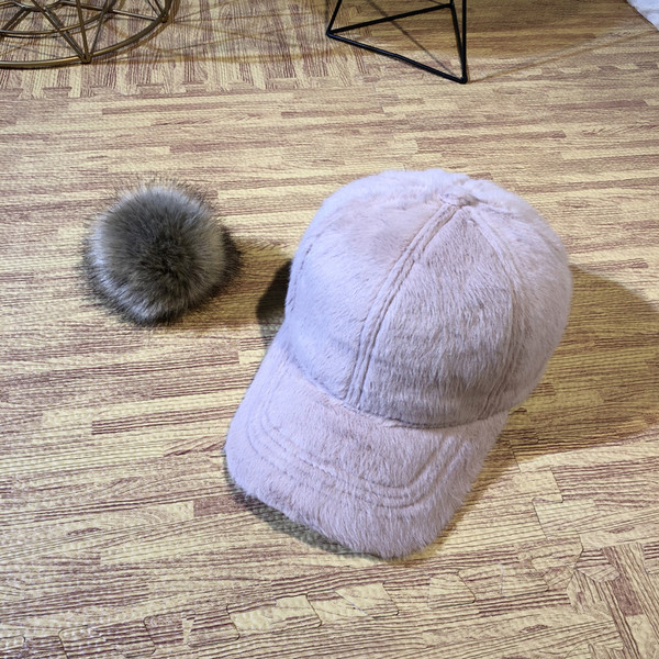 Palarie de dama moderna cu vizor si puf in mai multe culori