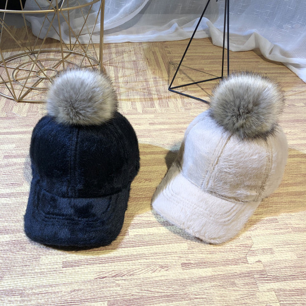 Palarie de dama moderna cu vizor si puf in mai multe culori