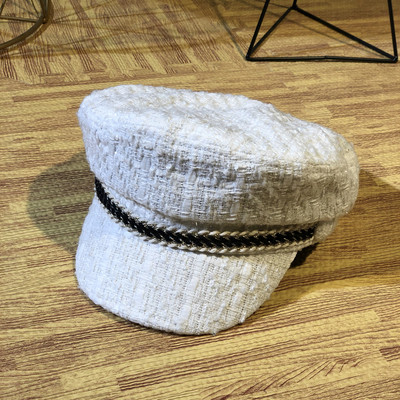 Κομψό γυναικείο καπέλο σε μαύρο και άσπρο χρώμα