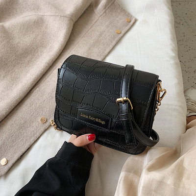 Γυναικεία τσάντα από δέρμα Eco σε μαύρο, κόκκινο, καφέ και άσπρο χρώμα