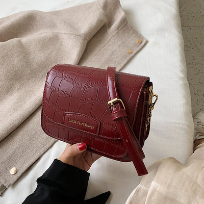 Γυναικεία τσάντα από δέρμα Eco σε μαύρο, κόκκινο, καφέ και άσπρο χρώμα