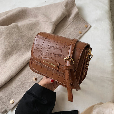 Γυναικεία τσάντα από δέρμα Eco σε μαύρο, κόκκινο, καφέ και άσπρο χρώμα