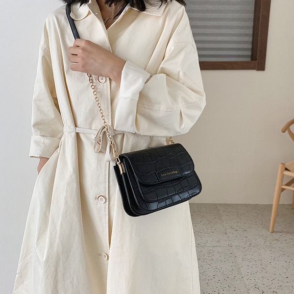 Γυναικεία τσάντα από δέρμα Eco σε μαύρο, κόκκινο, καφέ και άσπρο χρώμα