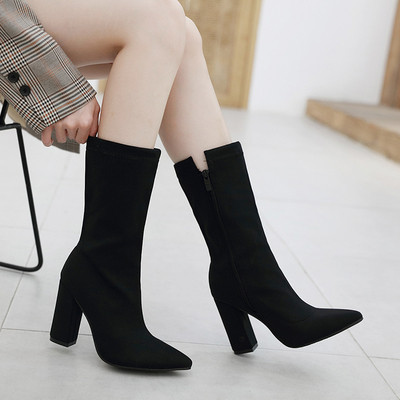 Μοντέρνες γυναικείες μπότες με  χοντρό τακούνι και φερμουάρ σε μαύρο χρώμα