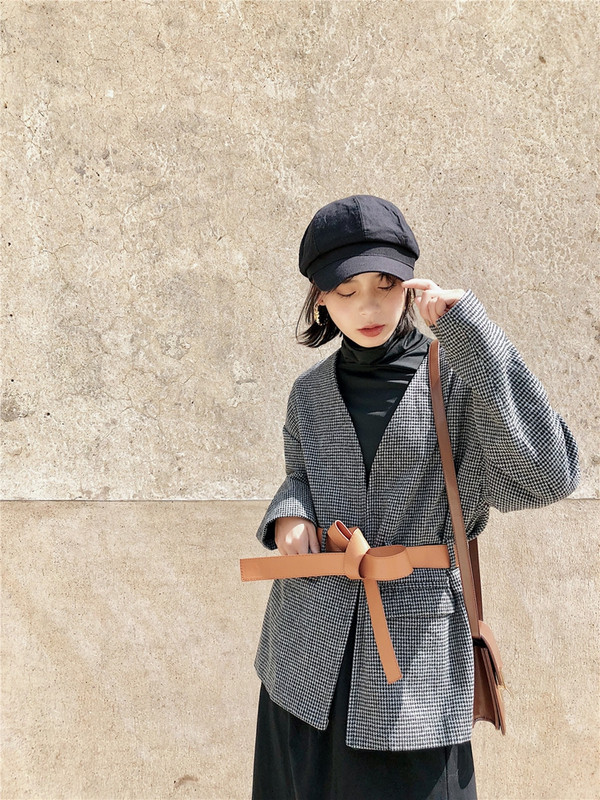 Дамско тънко карирано палто с кожен колан