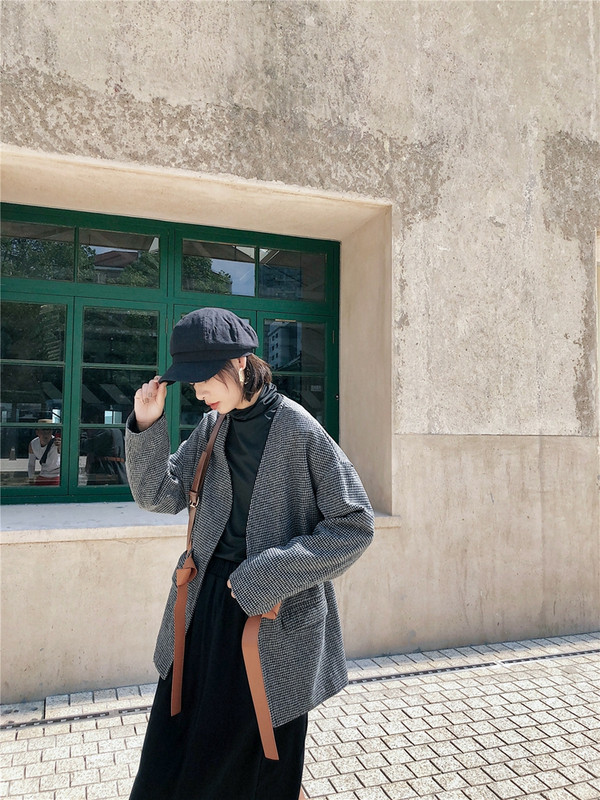 Дамско тънко карирано палто с кожен колан