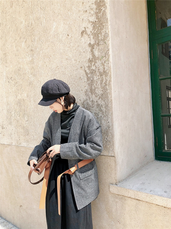 Дамско тънко карирано палто с кожен колан