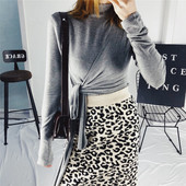 Σύντομο γυναικείο πουλόβερ με υψηλό κολάρο και κορδόνι στη μέση