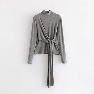 Σύντομο γυναικείο πουλόβερ με υψηλό κολάρο και κορδόνι στη μέση