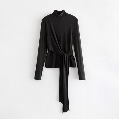 Σύντομο γυναικείο πουλόβερ με υψηλό κολάρο και κορδόνι στη μέση