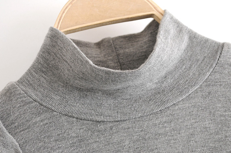 Σύντομο γυναικείο πουλόβερ με υψηλό κολάρο και κορδόνι στη μέση