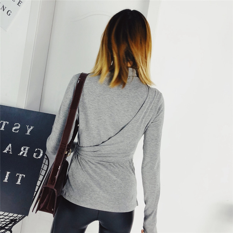 Σύντομο γυναικείο πουλόβερ με υψηλό κολάρο και κορδόνι στη μέση