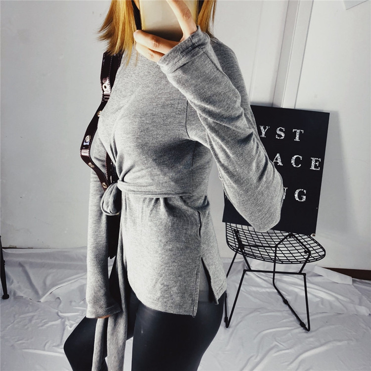 Σύντομο γυναικείο πουλόβερ με υψηλό κολάρο και κορδόνι στη μέση