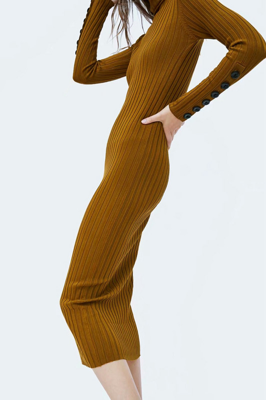 Rochie lunga moderna cu guler inalt si nasturi