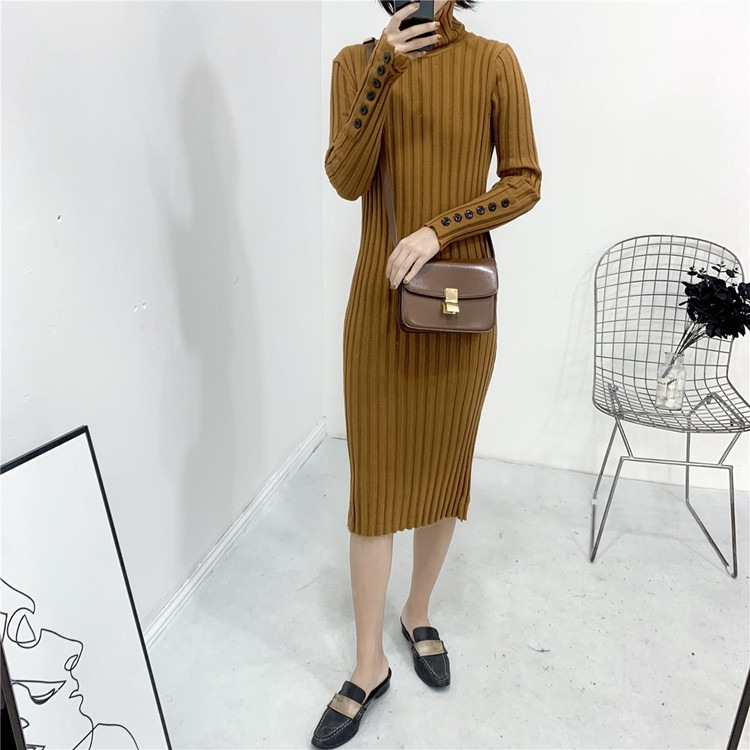 Rochie lunga moderna cu guler inalt si nasturi