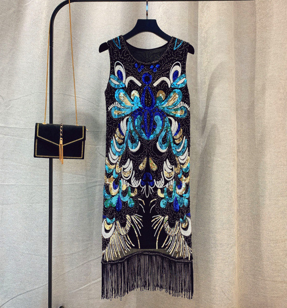 Stílusos női ruha színes flitterekkel - hosszú modell és kerek nyakkivágás