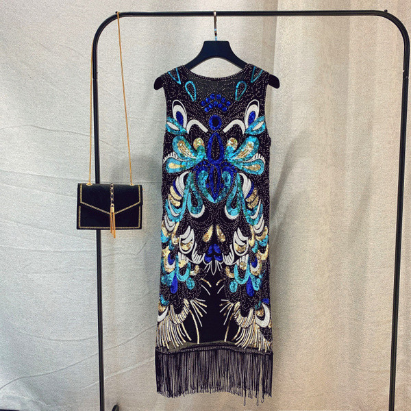 Stílusos női ruha színes flitterekkel - hosszú modell és kerek nyakkivágás