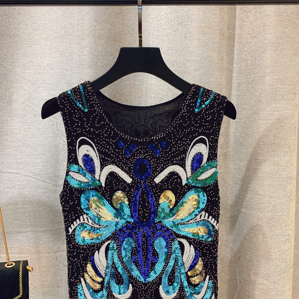 Stílusos női ruha színes flitterekkel - hosszú modell és kerek nyakkivágás