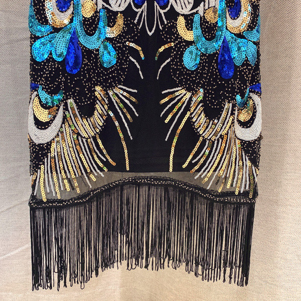 Stílusos női ruha színes flitterekkel - hosszú modell és kerek nyakkivágás