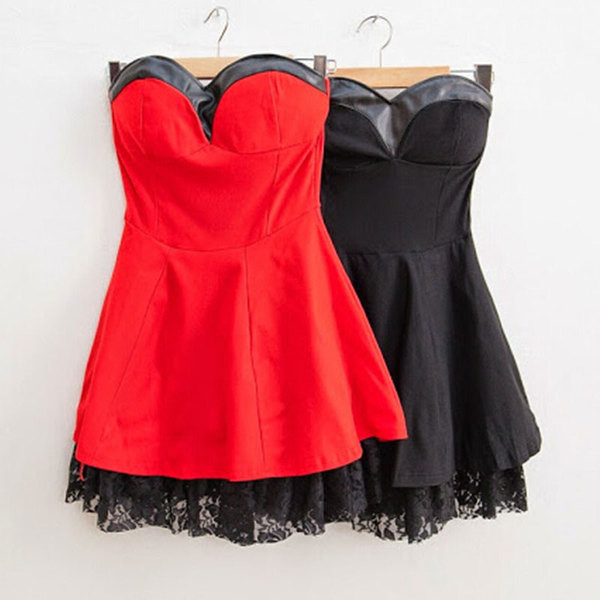 Stílusos női ruha szabású modell fekete és piros csipkével