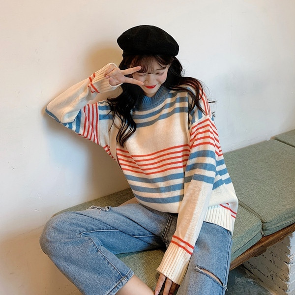 Γυναικεία casual μπλούζα με οβάλ ντεκολτέ και μακριά μανίκια