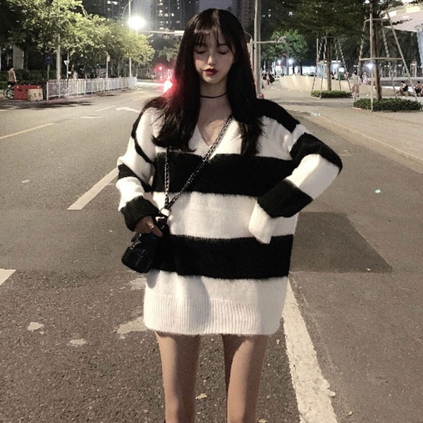 Aktuális női széles blúz spitz nyakkivágással, hosszú modell