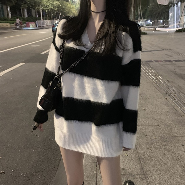 Aktuális női széles blúz spitz nyakkivágással, hosszú modell