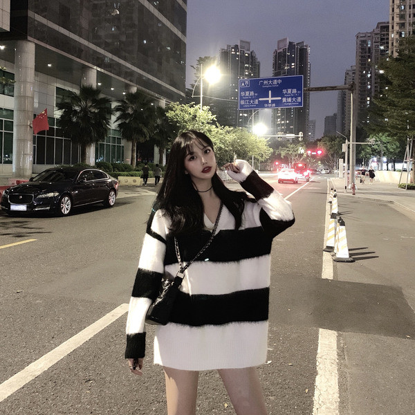 Aktuális női széles blúz spitz nyakkivágással, hosszú modell